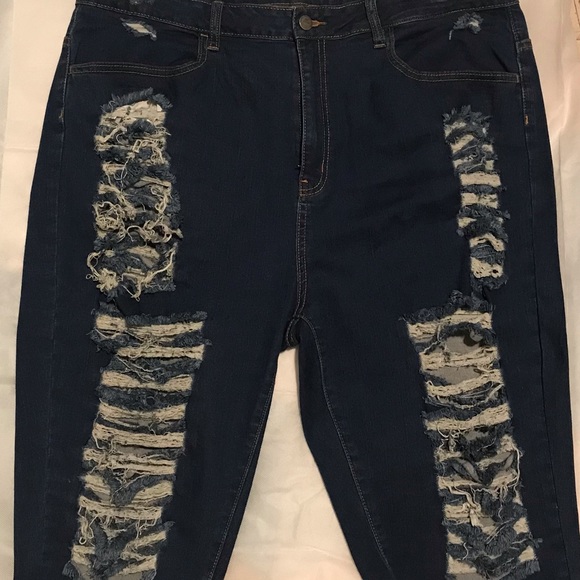 Plus-Distressed Bermuda Jeans - Picture 5 of 7